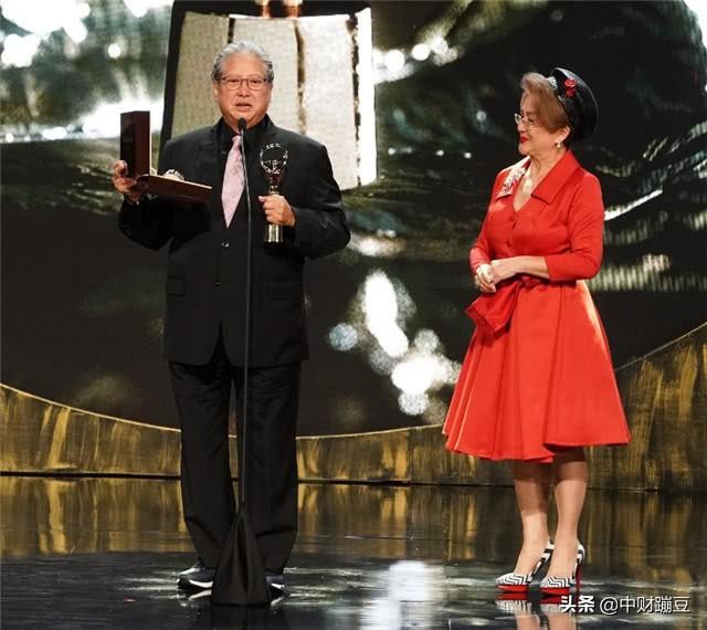 洪金寶獲終身成就獎！瘦身成功「整個人消一圈」自嘲老鮮肉　「妻子隨侍在側」與先前坐輪椅判若兩人