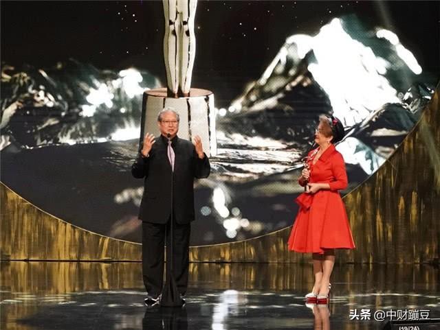 洪金寶獲終身成就獎！瘦身成功「整個人消一圈」自嘲老鮮肉　「妻子隨侍在側」與先前坐輪椅判若兩人