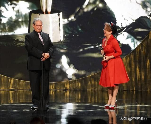 洪金寶獲終身成就獎！瘦身成功「整個人消一圈」自嘲老鮮肉　「妻子隨侍在側」與先前坐輪椅判若兩人