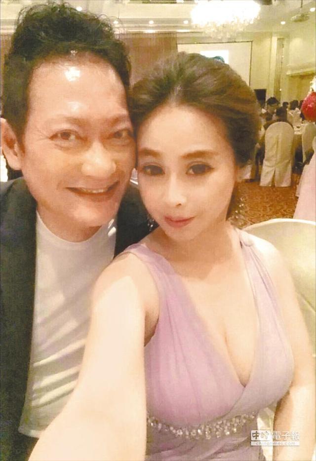 《施公奇案》秦公公再娶「小12歲二婚妻」！和台大女兒不熟「不想打擾前妻」　「過半百又當老爸」重組家庭超恩愛