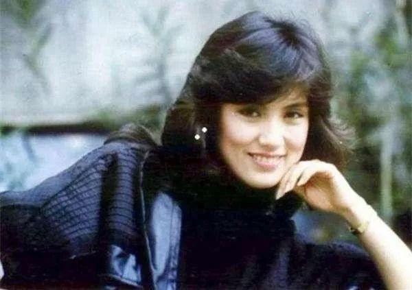 「最美華箏」當紅嫁作人婦消失26年　「丈夫身分曝光」56歲再露面氣質不變