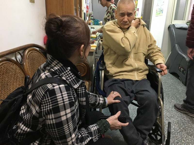 73歲台語小生爆「失智失禁」流落街頭尋親　「與女兒不和10年」獨居安養院晚景淒涼
