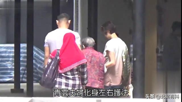 好有愛！劉青雲夫婦「左右護法攙扶」陪80歲老母定期健檢　結婚21年低調卻超恩愛