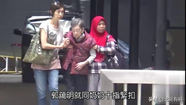 好有愛！劉青雲夫婦「左右護法攙扶」陪80歲老母定期健檢　結婚21年低調卻超恩愛