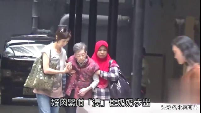 好有愛！劉青雲夫婦「左右護法攙扶」陪80歲老母定期健檢　結婚21年低調卻超恩愛