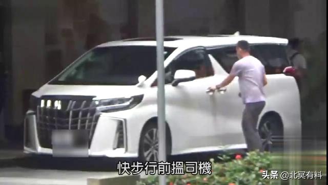 好有愛！劉青雲夫婦「左右護法攙扶」陪80歲老母定期健檢　結婚21年低調卻超恩愛