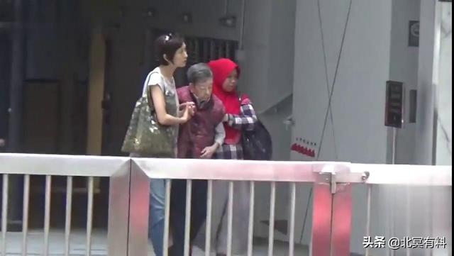 好有愛！劉青雲夫婦「左右護法攙扶」陪80歲老母定期健檢　結婚21年低調卻超恩愛