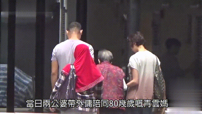 好有愛！劉青雲夫婦「左右護法攙扶」陪80歲老母定期健檢　結婚21年低調卻超恩愛