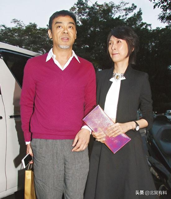 好有愛！劉青雲夫婦「左右護法攙扶」陪80歲老母定期健檢　結婚21年低調卻超恩愛