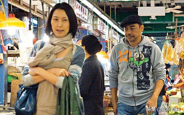 好有愛！劉青雲夫婦「左右護法攙扶」陪80歲老母定期健檢　結婚21年低調卻超恩愛