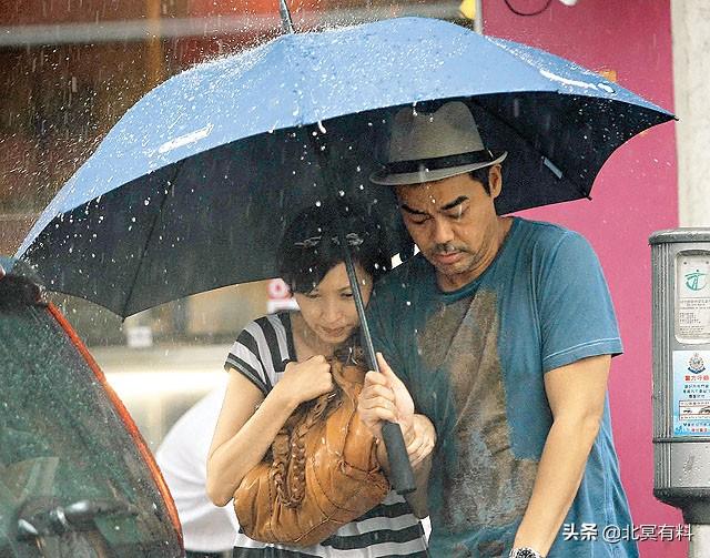 好有愛！劉青雲夫婦「左右護法攙扶」陪80歲老母定期健檢　結婚21年低調卻超恩愛