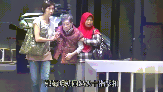 好有愛！劉青雲夫婦「左右護法攙扶」陪80歲老母定期健檢　結婚21年低調卻超恩愛