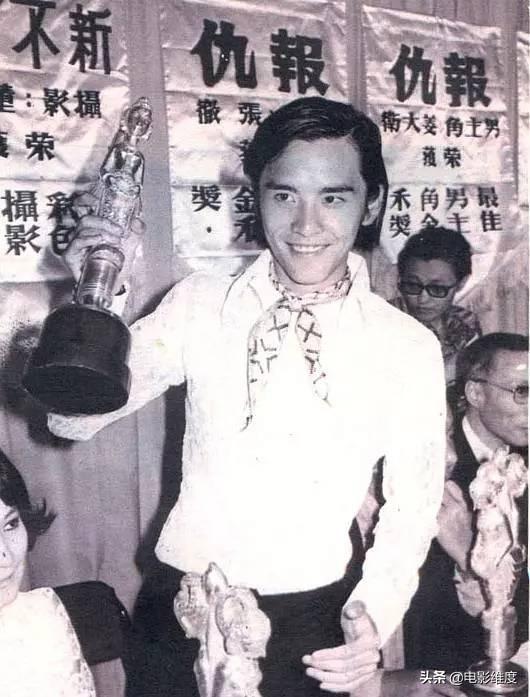 史上第一位影帝「與妻相守45年」未曾傳緋聞 放棄事業「陪老婆抗病2年」今72歲家庭美滿