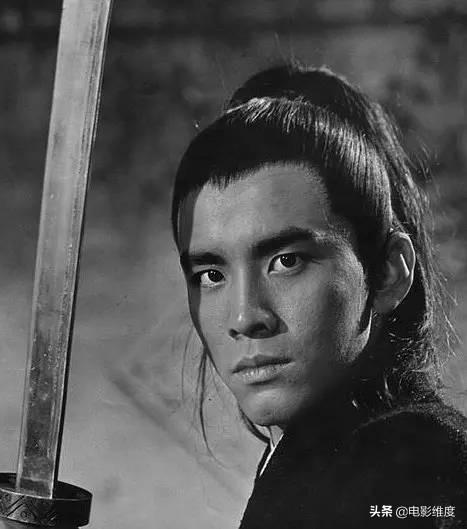 史上第一位影帝「與妻相守45年」未曾傳緋聞 放棄事業「陪老婆抗病2年」今72歲家庭美滿