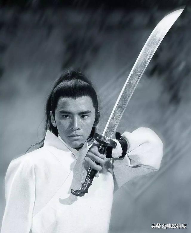 史上第一位影帝「與妻相守45年」未曾傳緋聞 放棄事業「陪老婆抗病2年」今72歲家庭美滿