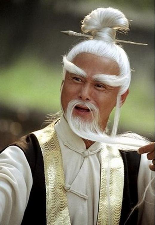 功夫影星跌倒右半身無法動「妻兒趁機霸佔800萬家產」 還聯合助理爭產「近況令人不捨」