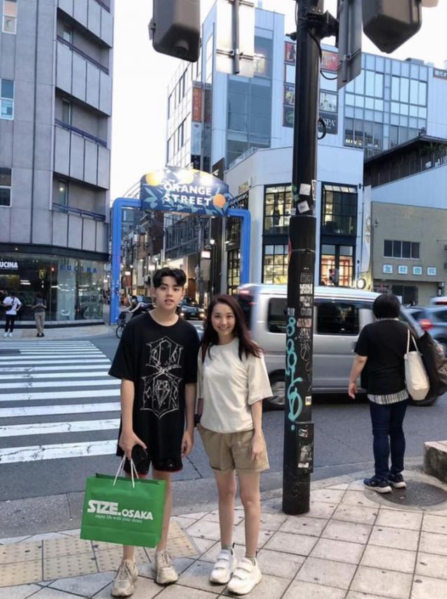 51歲女星天生童顏「與帥兒合照像姐弟」　昔「和張智霖為金童玉女」後閃嫁「結婚16年無登記」