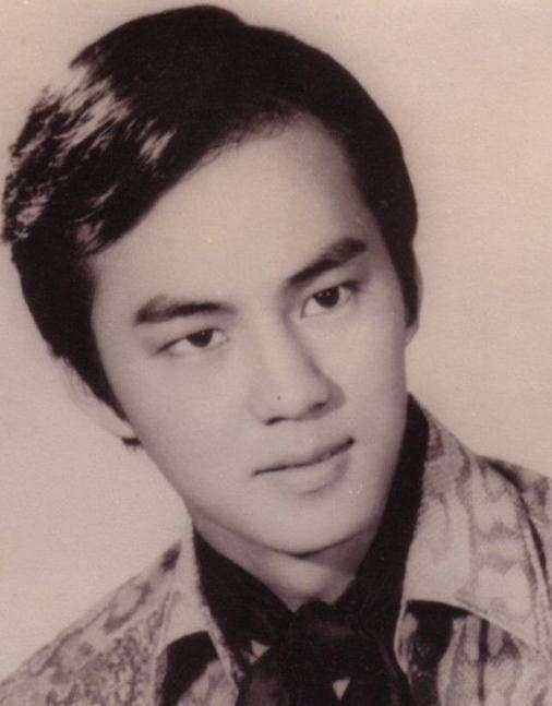 一生只愛老婆！狄龍「牽手初戀45年」喜抱兩孫近況曝光　兒繼承衣缽當演員「媳婦近照美翻天」