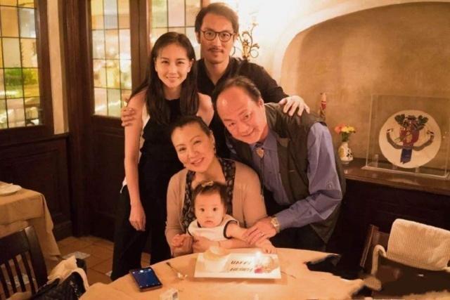 一生只愛老婆！狄龍「牽手初戀45年」喜抱兩孫近況曝光　兒繼承衣缽當演員「媳婦近照美翻天」