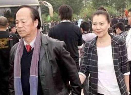一生只愛老婆！狄龍「牽手初戀45年」喜抱兩孫近況曝光　兒繼承衣缽當演員「媳婦近照美翻天」