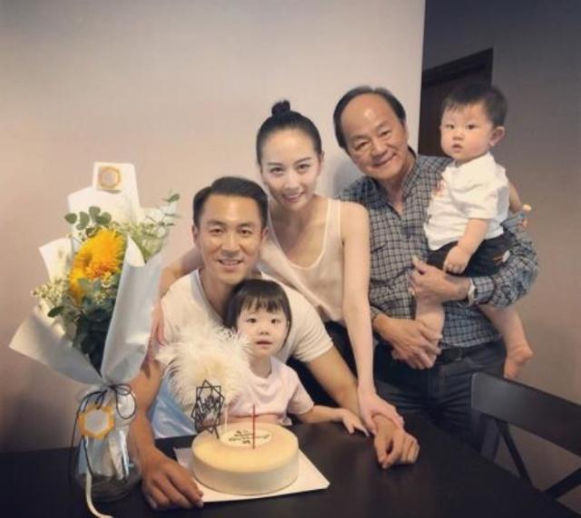 一生只愛老婆！狄龍「牽手初戀45年」喜抱兩孫近況曝光　兒繼承衣缽當演員「媳婦近照美翻天」