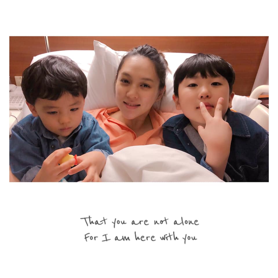 朱芯儀一家五口到齊！老公「包下整層月子中心」帶2兒陪住　寵妻暖舉曝光「無畏一打三」