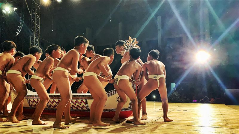 拒拿五星旗！蘭嶼小飛魚學生「自備國旗進場」飛揚波蘭舞台　校長揭內幕：「受到中國大使館關切」