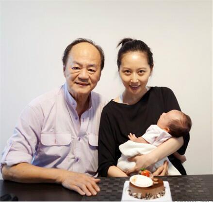 一生只愛老婆！狄龍「牽手初戀45年」喜抱兩孫近況曝光　兒繼承衣缽當演員「媳婦近照美翻天」
