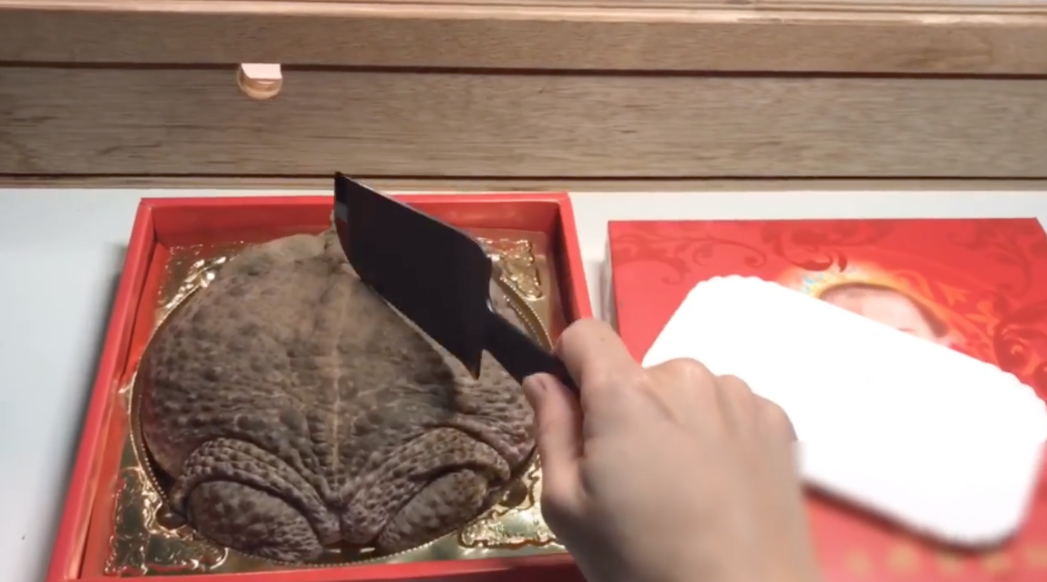 開箱囍餅！正準備一刀劃下　囍餅竟「大力抖了一下」：是偶捏！