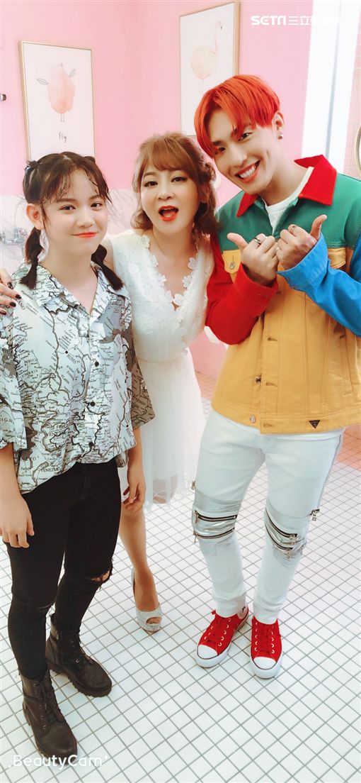 王彩樺16歲女兒曝光！超高顏值「首露臉MV」被喻最正星二代　深邃大眼盼當母接班人