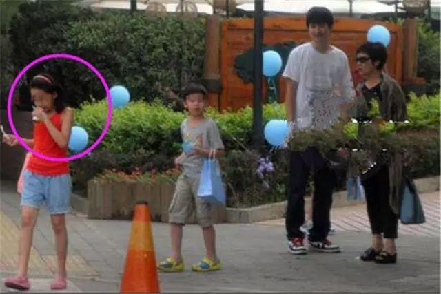 「前妻禁止她與丈夫生子」婚後選擇領養 今61歲「兒女雙全」重組家庭超幸福