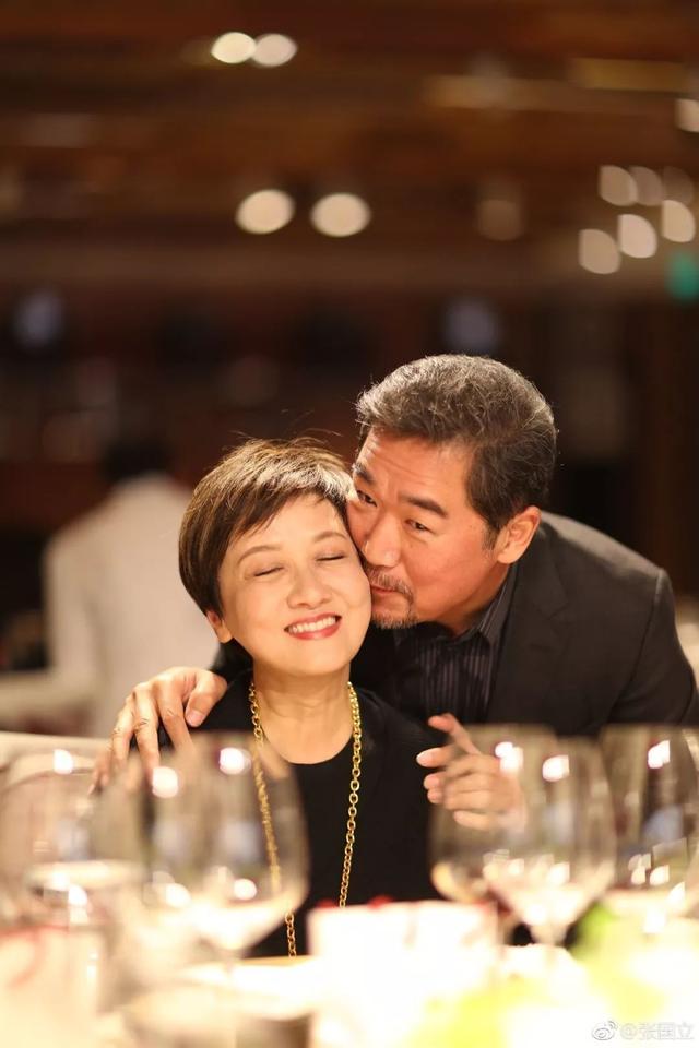 「前妻禁止她與丈夫生子」婚後選擇領養 今61歲「兒女雙全」重組家庭超幸福