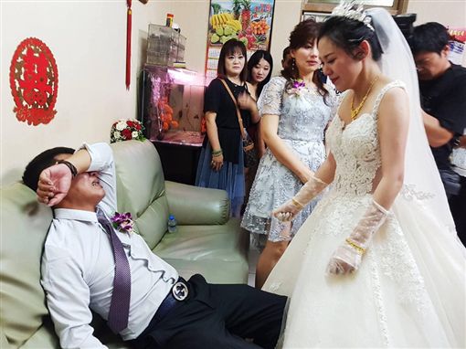 女兒出嫁拜別！鐵漢爸「當場心碎崩潰」：不要嫁　2度淚崩「最後父女不捨畫面」逼哭3萬人
