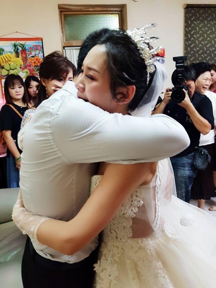 女兒出嫁拜別！鐵漢爸「當場心碎崩潰」：不要嫁　2度淚崩「最後父女不捨畫面」逼哭3萬人