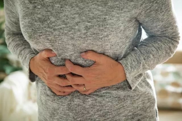 肚子不舒服？台南媽媽菜市場被拍肩「妳的大便掉了」　一看地上尷尬「怎麼會跑出來啦」