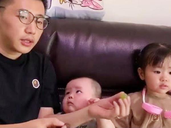 我不是親生的？女兒奴爸爸「穿越兒子餵女兒」　一收手「下秒兒子表情太寫實」全網笑翻