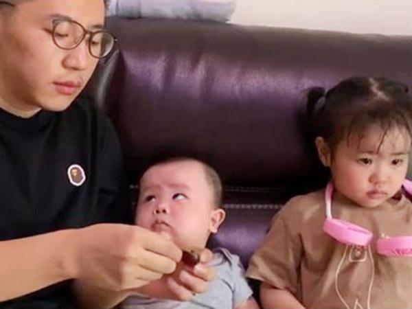 我不是親生的？女兒奴爸爸「穿越兒子餵女兒」　一收手「下秒兒子表情太寫實」全網笑翻
