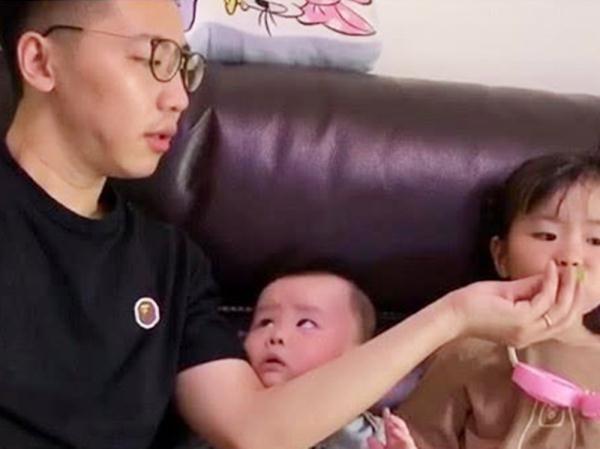我不是親生的？女兒奴爸爸「穿越兒子餵女兒」　一收手「下秒兒子表情太寫實」全網笑翻