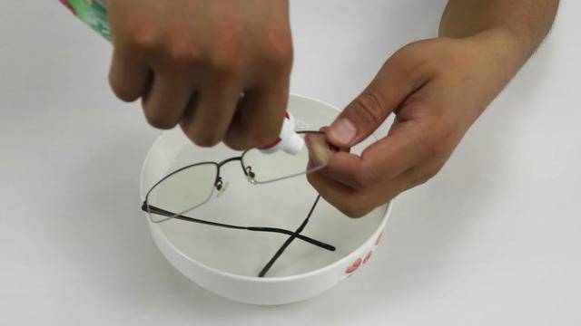 眼鏡髒了怎麼洗？「光用眼鏡布擦」是錯的！秘密武器「浴室隨手可得」還能除鏡片劃痕