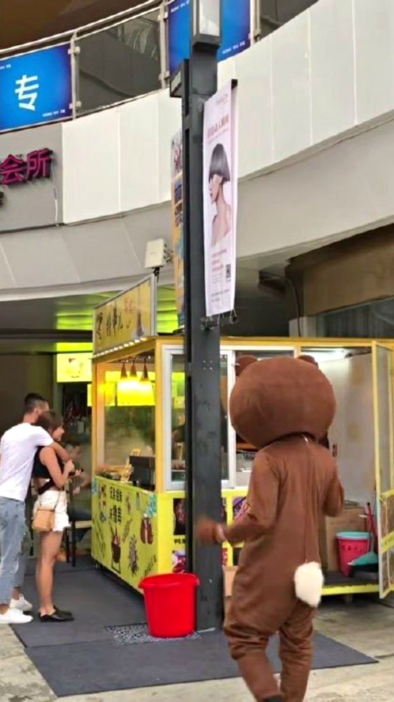 為愛飛越2千里！癡情男「穿上玩偶裝」給女友驚喜　一到現場「發現自己變烏龜」結局心碎8萬人