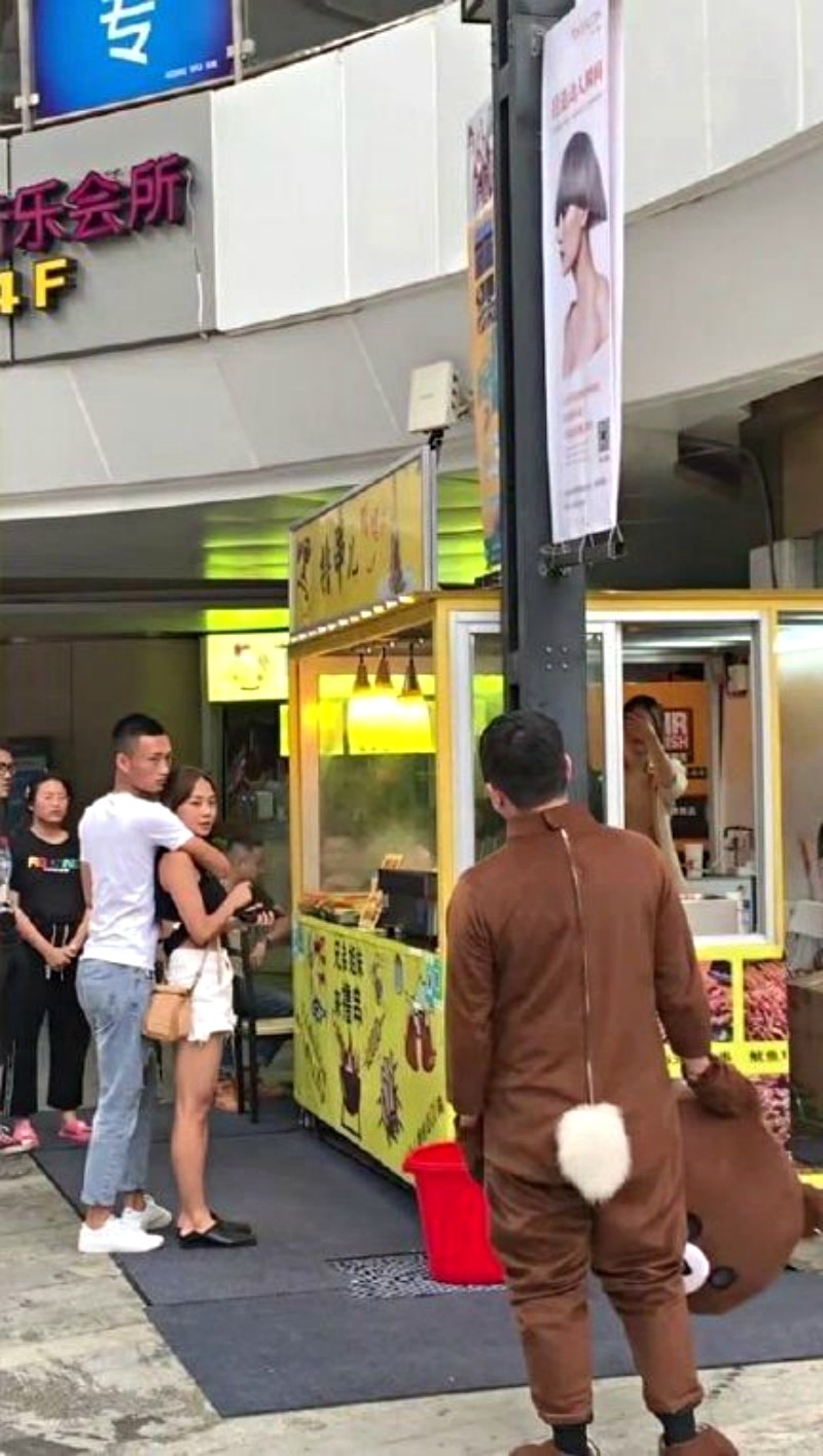 為愛飛越2千里！癡情男「穿上玩偶裝」給女友驚喜　一到現場「發現自己變烏龜」結局心碎8萬人