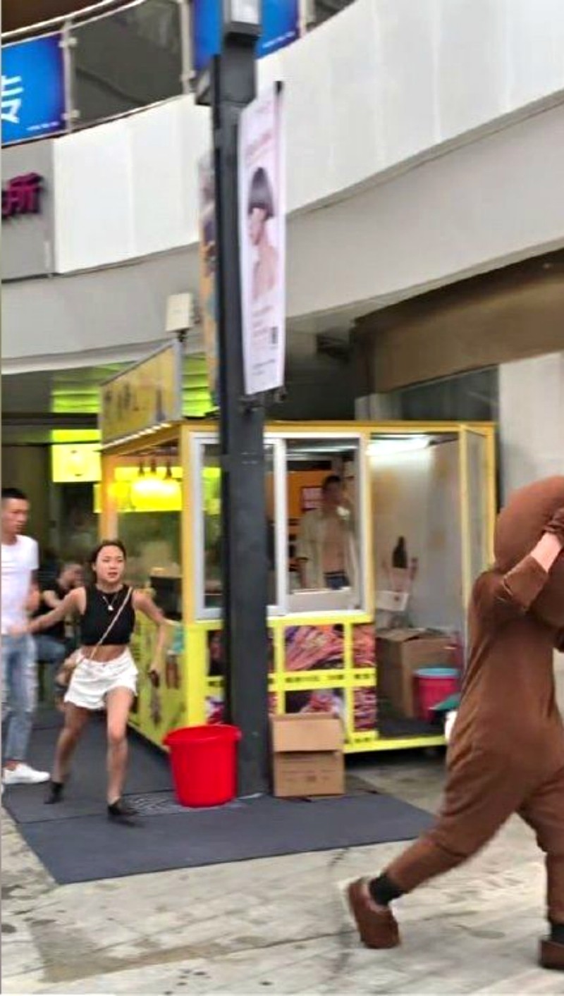 為愛飛越2千里！癡情男「穿上玩偶裝」給女友驚喜　一到現場「發現自己變烏龜」結局心碎8萬人
