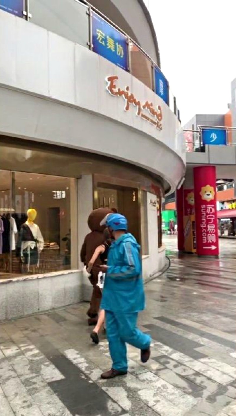 為愛飛越2千里！癡情男「穿上玩偶裝」給女友驚喜　一到現場「發現自己變烏龜」結局心碎8萬人
