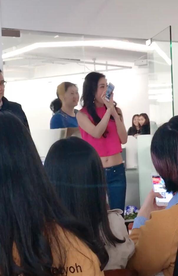 49歲張庭「穿露臍裝」上班，身材暴露無遺，一旁男員工眼神絕了，夠我笑一天！