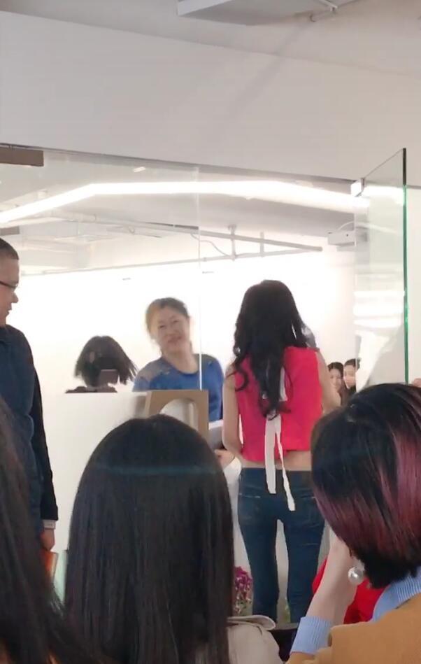 49歲張庭「穿露臍裝」上班，身材暴露無遺，一旁男員工眼神絕了，夠我笑一天！