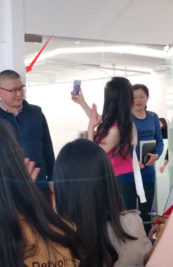 49歲張庭「穿露臍裝」上班，身材暴露無遺，一旁男員工眼神絕了，夠我笑一天！