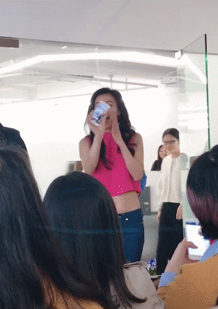 49歲張庭「穿露臍裝」上班，身材暴露無遺，一旁男員工眼神絕了，夠我笑一天！