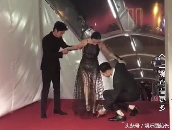 劉嘉玲意外踩到裙子，看阮經天是怎麼做的！劉嘉玲穿鏤空裙走紅毯，網友：沒第二個人敢穿！