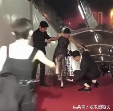 劉嘉玲意外踩到裙子，看阮經天是怎麼做的！劉嘉玲穿鏤空裙走紅毯，網友：沒第二個人敢穿！