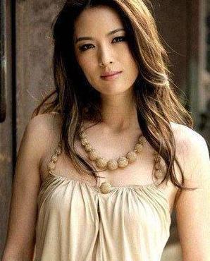 被封第一美女！50歲女星「遭丈夫外遇背叛」黯然離婚　毅然帶女兒「隱居山林種地」近況曝光